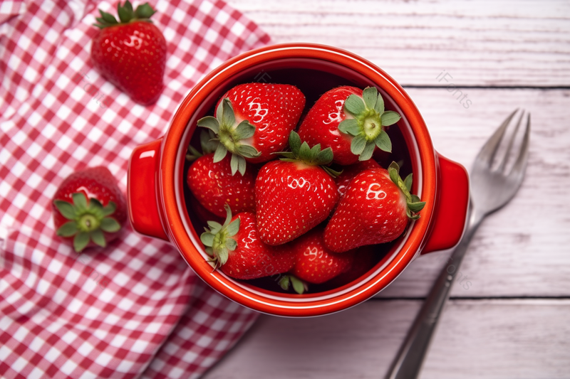 垫着红白网格餐布的桌子有一小碗美味的草莓,高清,摄影图,摄影图片,图片大全,摄影图免费下载